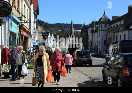 Une longue rue principale dans la ville de Scottish Borders Peebles Banque D'Images