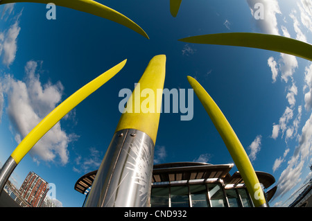 Où les choses sauvages ont été, sculpture de l'inhabituel, à Salford Quays, Manchester, Royaume-Uni. Prise avec un objectif fisheye ultra grand angle. Banque D'Images