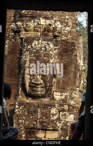 Face tour dans le Bayon d'Angkor Thom. Angkor, Siem Reap, Cambodge, Asie du Sud, Asie Banque D'Images