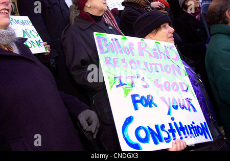 Rassemblement des militants sur les marches de l'Hôtel de ville de New York pour demander au gouvernement fédéral d'affirmer la Loi de l'homme et la Constitution Banque D'Images