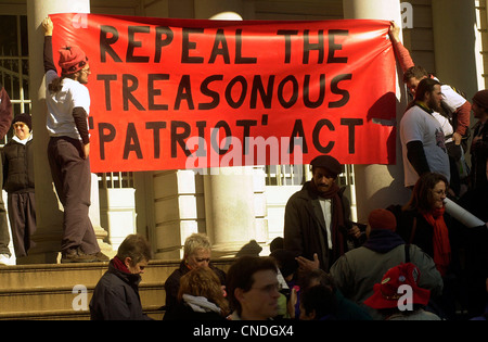 Rassemblement des militants sur les marches de l'Hôtel de ville de New York pour demander au gouvernement fédéral d'affirmer la Loi de l'homme et la Constitution Banque D'Images