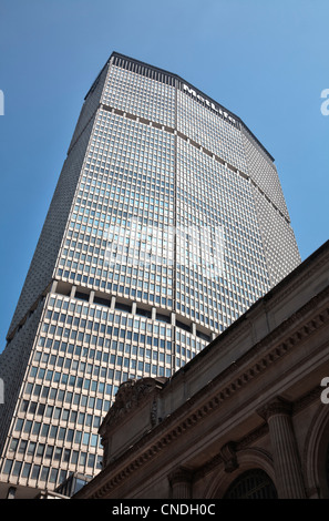 MetLife Building au 200 Park Avenue et Grand Central Terminal de l'avant-plan à Manhattan, New York City Banque D'Images