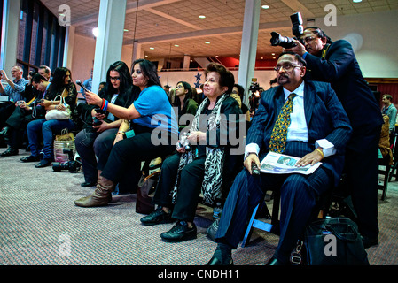 New Haven, CT USA-- La demande de support de film de Bollywood Shah Rukh Khan superstar des questions au cours d'une conférence de presse qu'il a préparé pour accueillir une salle comble de fans au Shubert Theatre à New Haven. Shah Rukh Khan a reçu la bourse Chubb de l'université de Yale. Banque D'Images