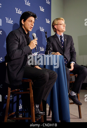 New Haven, CT USA-- film de Bollywood superstar Shah Rukh Khan, gauche, avec Michael Morand de Yale, répond aux questions des médias lors d'une conférence de presse qu'il a préparé pour accueillir une salle comble de fans au Shubert Theatre à New Haven. Shah Rukh Khan a reçu la bourse Chubb de l'université de Yale. Banque D'Images