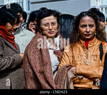 New Haven, CT USA-- la foule attend les film de Bollywood superstar Shah Rukh Khan à l'extérieur les Shubert Theatre de New Haven. Shah Rukh Khan a reçu la bourse Chubb de l'université de Yale. Banque D'Images