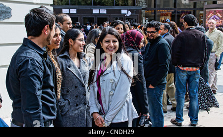 New Haven, CT USA-- la foule attend les film de Bollywood superstar Shah Rukh Khan à l'extérieur les Shubert Theatre de New Haven. Shah Rukh Khan a reçu la bourse Chubb de l'université de Yale. Banque D'Images