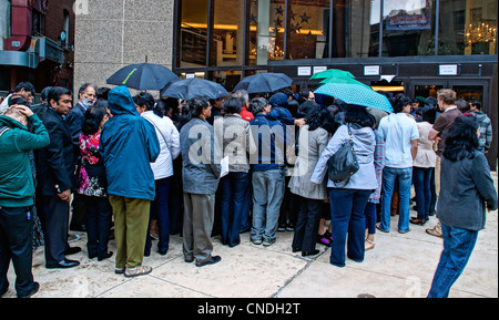 New Haven, CT USA-- la foule attend les film de Bollywood superstar Shah Rukh Khan à l'extérieur les Shubert Theatre de New Haven. Shah Rukh Khan a reçu la bourse Chubb de l'université de Yale. Banque D'Images