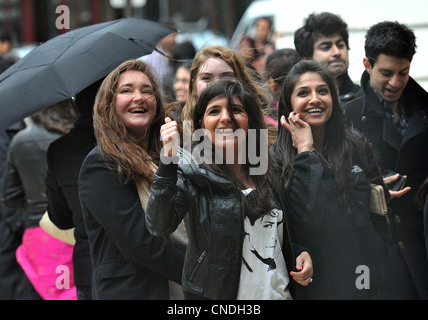 New Haven, CT USA-- la foule attend les film de Bollywood superstar Shah Rukh Khan à l'extérieur les Shubert Theatre de New Haven. Shah Rukh Khan a reçu la bourse Chubb de l'université de Yale. Banque D'Images