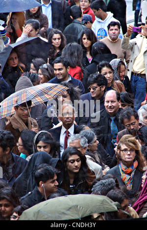 New Haven, CT USA-- la foule attend les film de Bollywood superstar Shah Rukh Khan à l'extérieur les Shubert Theatre de New Haven. Shah Rukh Khan a reçu la bourse Chubb de l'université de Yale. Banque D'Images