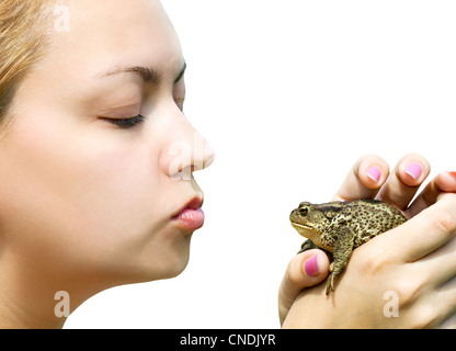 Woman kissing un crapaud Banque D'Images