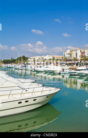 Vilamoura Marina complexe avec les yachts et les petits bateaux Algarve Portugal Europe de l'UE Banque D'Images