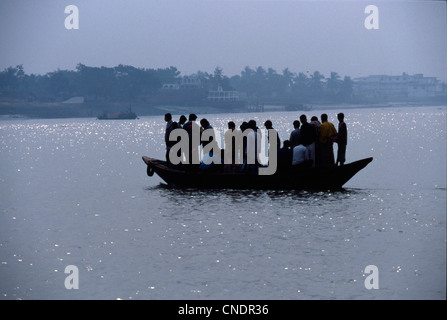 Transport des personnes et des animaux et des biens sur la rivière Buriganga. Dhaka. Le Bangladesh Banque D'Images