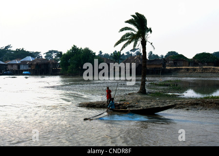 Le trafic dans la rivière Padma (Gange) et de la rivière Jamuna (Brahmapoutre) est riche et essentielle pour la vie quotidienne au Bangladesh Banque D'Images