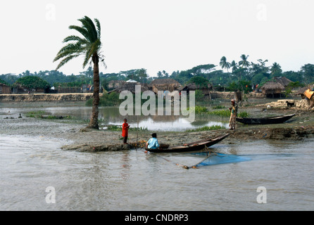 Le trafic dans la rivière Padma (Gange) et de la rivière Jamuna (Brahmapoutre) est riche et essentielle pour la vie quotidienne au Bangladesh Banque D'Images