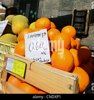 Les oranges vendues à un marché au Portugal Banque D'Images