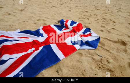 Drapeau de l'Union réparties dans la serviette de plage de sable Banque D'Images
