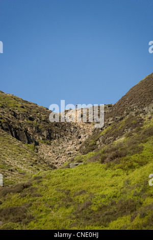 Sentier à Kinder du Scoutisme jusqu'Grindsbrook de Edale dans le Peak District, Derbyshire avec une marchette, perchée sur le bord de Kinder Banque D'Images