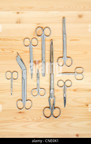 Différents types de ciseaux couché sur la surface en bois Banque D'Images