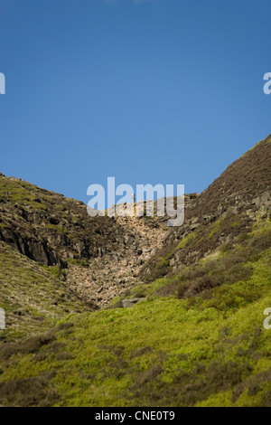 Sentier à Kinder du Scoutisme jusqu'Grindsbrook de Edale dans le Peak District, Derbyshire avec une marchette, perchée sur le bord de Kinder Banque D'Images