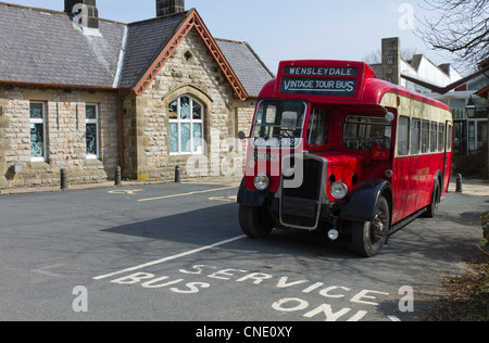 Vintage red bus simple pont extérieur Hawes museum Wensleydale Banque D'Images