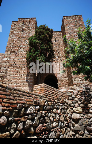 Patio ci-dessous la puerta de los cuartos de Granada, l'Alcazaba de Málaga, Málaga, Andalousie, espagne. Banque D'Images