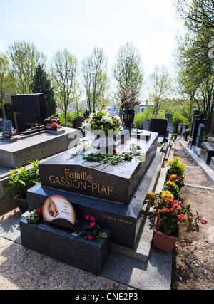 La tombe d'Edith Piaf dans le cimetière du Père Lachaise, Paris Banque D'Images