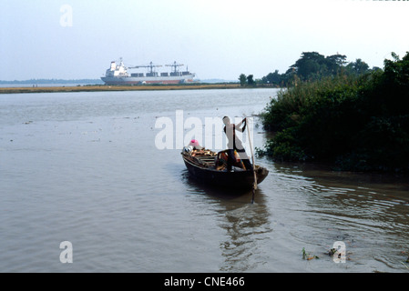 Le trafic dans la rivière Padma (Gange) et de la rivière Jamuna (Brahmapoutre) est riche et essentielle pour la vie quotidienne au Bangladesh Banque D'Images