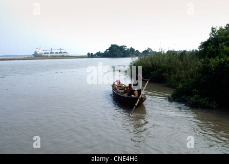 Le trafic dans la rivière Padma (Gange) et de la rivière Jamuna (Brahmapoutre) est riche et essentielle pour la vie quotidienne au Bangladesh Banque D'Images