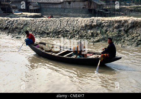 Le trafic dans la rivière Padma (Gange) et de la rivière Jamuna (Brahmapoutre) est riche et essentielle pour la vie quotidienne au Bangladesh Banque D'Images