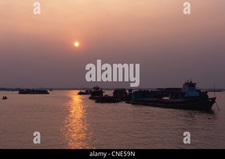 Le trafic dans la rivière Padma (Gange) et de la rivière Jamuna (Brahmapoutre) est riche et essentielle pour la vie quotidienne au Bangladesh Banque D'Images