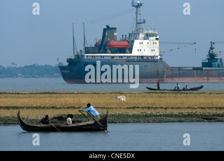 Transport des personnes et des animaux et des biens sur la rivière Buriganga. Dhaka. Le Bangladesh Banque D'Images