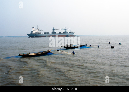 Transport des personnes et des animaux et des biens sur la rivière Buriganga. Dhaka. Le Bangladesh Banque D'Images