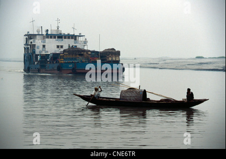 Transport des personnes et des animaux et des biens sur la rivière Buriganga. Dhaka. Le Bangladesh Banque D'Images