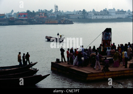 Transport des personnes et des animaux et des biens sur la rivière Buriganga. Dhaka. Le Bangladesh Banque D'Images
