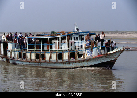 Un traversier dans le bassin du Gange, du Brahmapoutre Banque D'Images