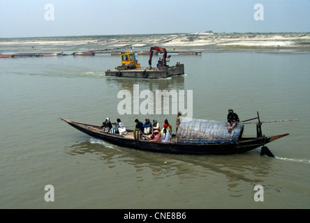 Transport des personnes et des animaux et des biens sur la rivière Buriganga. Dhaka. Le Bangladesh Banque D'Images