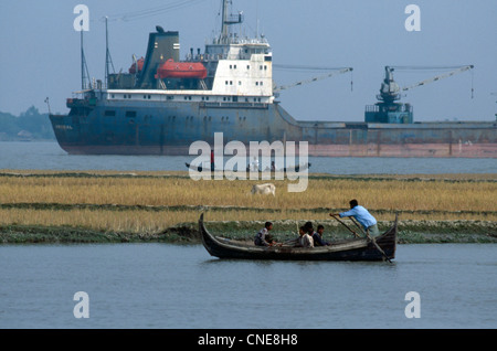 Transport des personnes et des animaux et des biens sur la rivière Buriganga. Dhaka. Le Bangladesh Banque D'Images