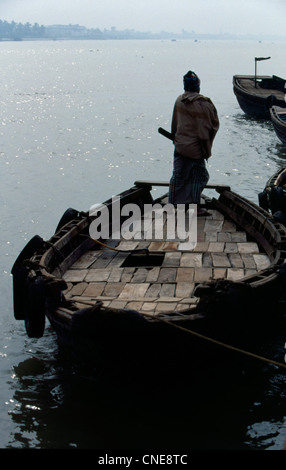Transport des personnes et des animaux et des biens sur la rivière Buriganga. Dhaka. Le Bangladesh Banque D'Images
