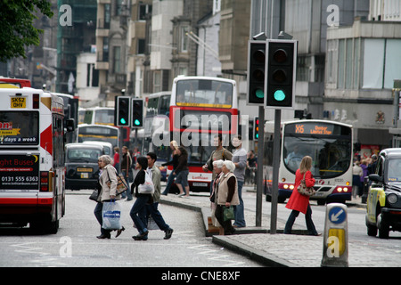 La Foule de visiteurs de Princes Street , Édimbourg Banque D'Images