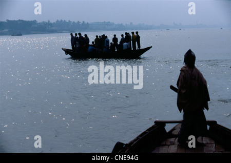 Transport des personnes et des animaux et des biens sur la rivière Buriganga. Dhaka. Le Bangladesh Banque D'Images