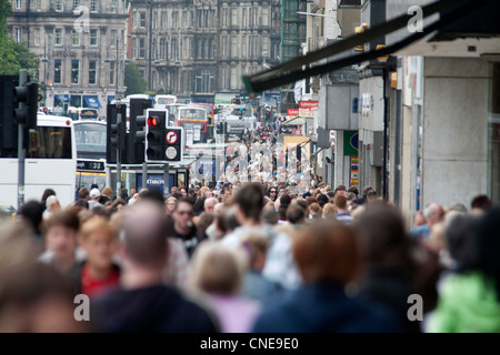 La Foule de visiteurs de Princes Street , Édimbourg Banque D'Images