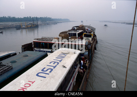 Le transport sur le fleuve. Burigunga Dhaka. Le Bangladesh Banque D'Images