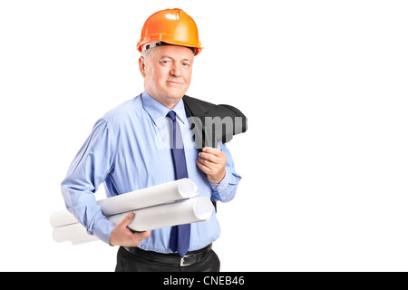 Portrait of a young construction worker with helmet holding blueprints isolé sur fond blanc Banque D'Images