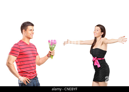 Young man holding bunch of flowers et sa petite amie excité isolé sur fond blanc Banque D'Images