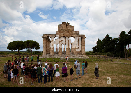 Les étudiants d'une université de l'Arizona programme d'études à l'étranger visitez les ruines grecques de Paestum, Italie. Banque D'Images