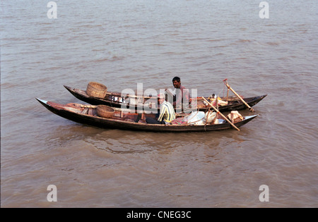 Les pêcheurs dans leurs bateaux. Bramaputra River. Le Bangladesh Banque D'Images