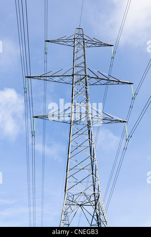 Pylon against blue sky Banque D'Images