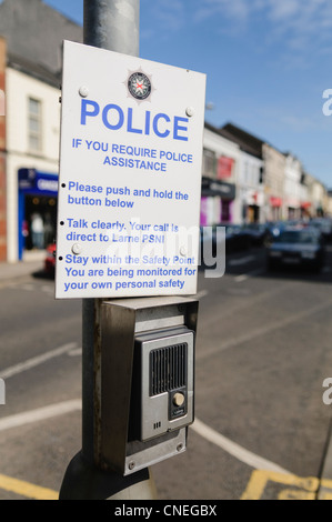 Interphone de sécurité de la police sur un high street Banque D'Images