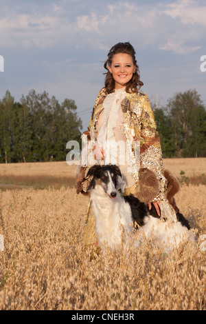 Femme dans les vêtements de 18 siècles à l'extérieur maintenir chien barzoï Banque D'Images