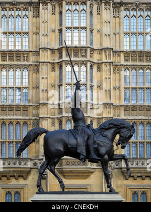 Statue de Richard Coeur de Lion devant les Maisons du Parlement, Londres, Angleterre Banque D'Images